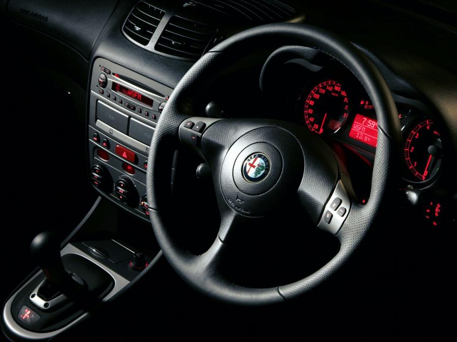 Панель приборов Alfa Romeo 147 3-Door (937A) 2005 года  (AU) (фото 4 из 17)